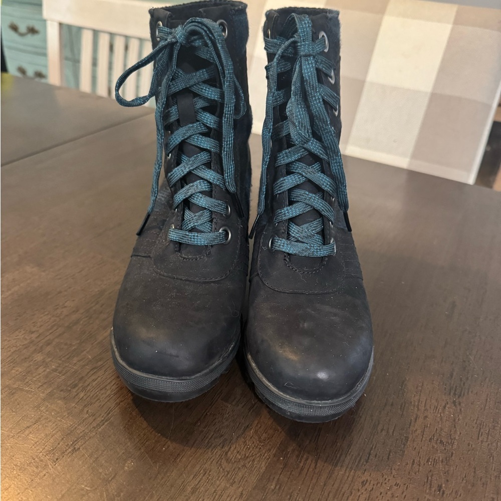 Sorel Black and Teal Lace-Up Women's Boots